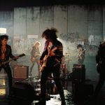 Zwischen Neonlicht und Mauerfall: Das Lebensgefühl zwischen Angst, Hoffnung und Exzess