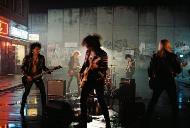 Zwischen Neonlicht und Mauerfall: Das Lebensgefühl zwischen Angst, Hoffnung und Exzess