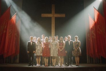 Zwischen FDJ-Eid und Kirchenbank: Ost-Berliner Jugendweihe vs. Konfirmation – Ein Lifestyle-Duell der Jugendrituale