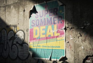 Von der Litfaßsäule zum Galerie-Stück: Werbeplakate als flüchtige Kunstform