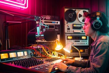 Der unsichtbare Faden: Wie Jingles, Intros und Radiostimmen unsere Seelen berührten