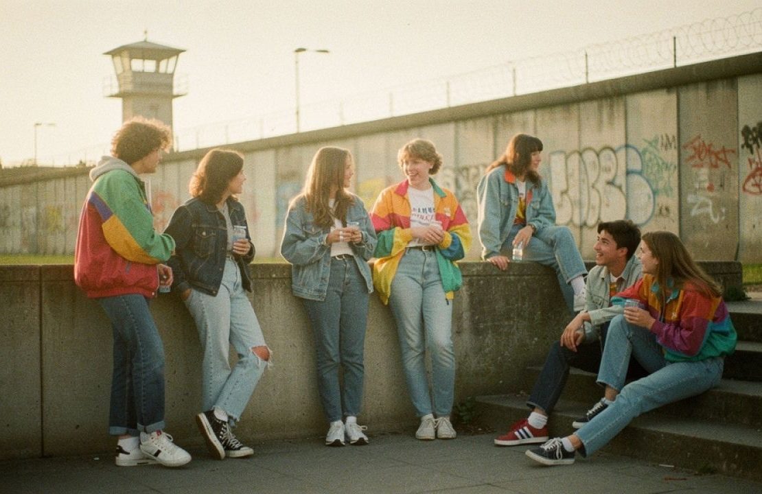 Kreide, Kassetten und der Mauerschatten: Dein Schulalltag in West-Berlin der 80er