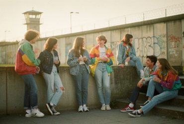 Kreide, Kassetten und der Mauerschatten: Dein Schulalltag in West-Berlin der 80er