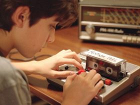 Das Knistern der Sehnsucht: Wie Kassettentausch und Radiomitschnitt eine Ära prägten