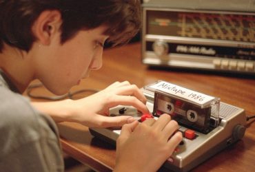Das Knistern der Sehnsucht: Wie Kassettentausch und Radiomitschnitt eine Ära prägten