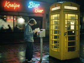 Adieu gelbe Zelle, Papierticket und blauer Dunst: Eine Zeitreise durch Berlins Wandel