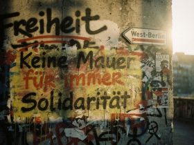 Als die Stadt zur Leinwand wurde: Graffiti, Streetart und politische Parolen im Herzen Berlins