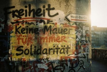 Als die Stadt zur Leinwand wurde: Graffiti, Streetart und politische Parolen im Herzen Berlins