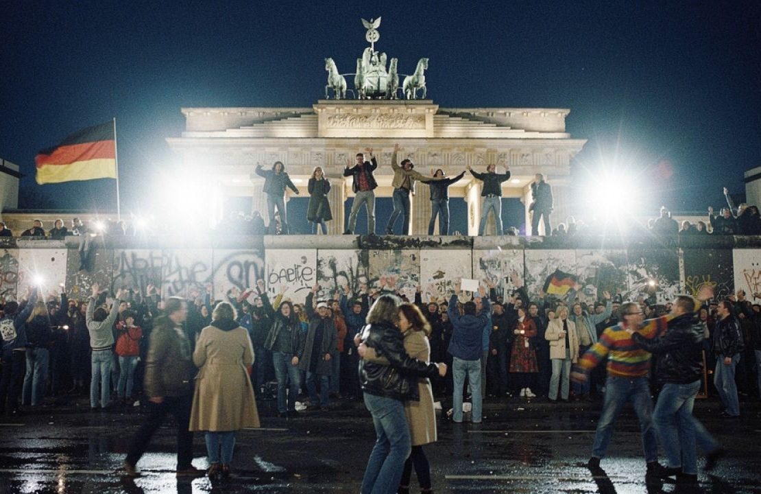 Die Nacht des Mauerfalls: Als Berlin den Atem anhielt und die Freiheit tanzte