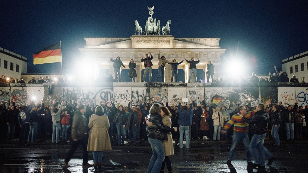 Die Nacht des Mauerfalls: Als Berlin den Atem anhielt und die Freiheit tanzte