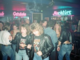 Neonlichter, Rauchschwaden, Rebellion: Eine Zeitreise in die Berliner Cafés, Bars und Kneipen von 1985