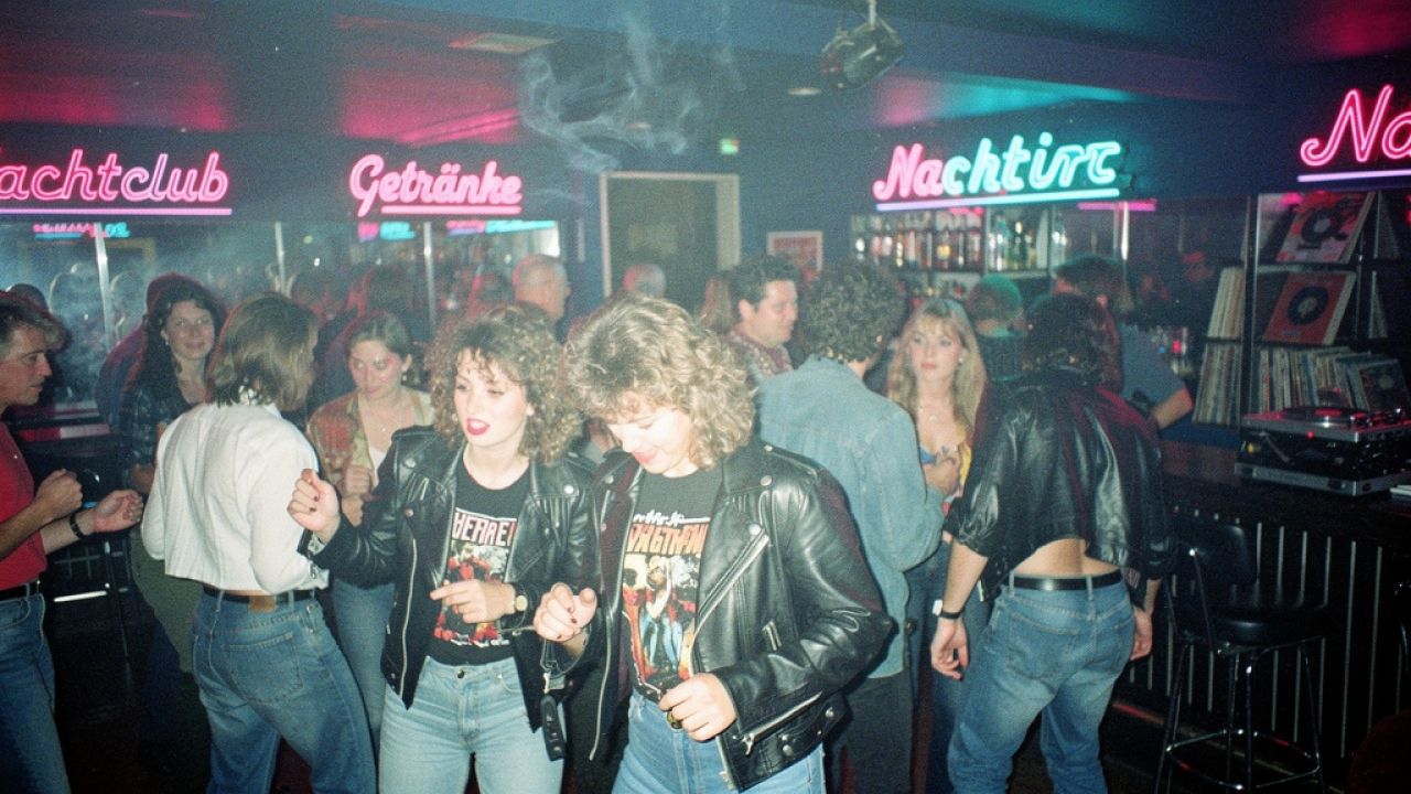 Neonlichter, Rauchschwaden, Rebellion: Eine Zeitreise in die Berliner Cafés, Bars und Kneipen von 1985