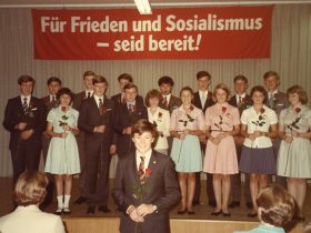 Zwei Wege ins Erwachsensein: Ost-Berliner Jugendweihe vs. Konfirmation