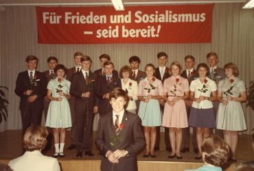 Zwei Wege ins Erwachsensein: Ost-Berliner Jugendweihe vs. Konfirmation