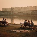 Sommer an der Spree vor der Wende: Ein Lebensgefühl zwischen Mauern und Melancholie