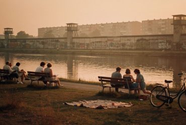 Sommer an der Spree vor der Wende: Ein Lebensgefühl zwischen Mauern und Melancholie