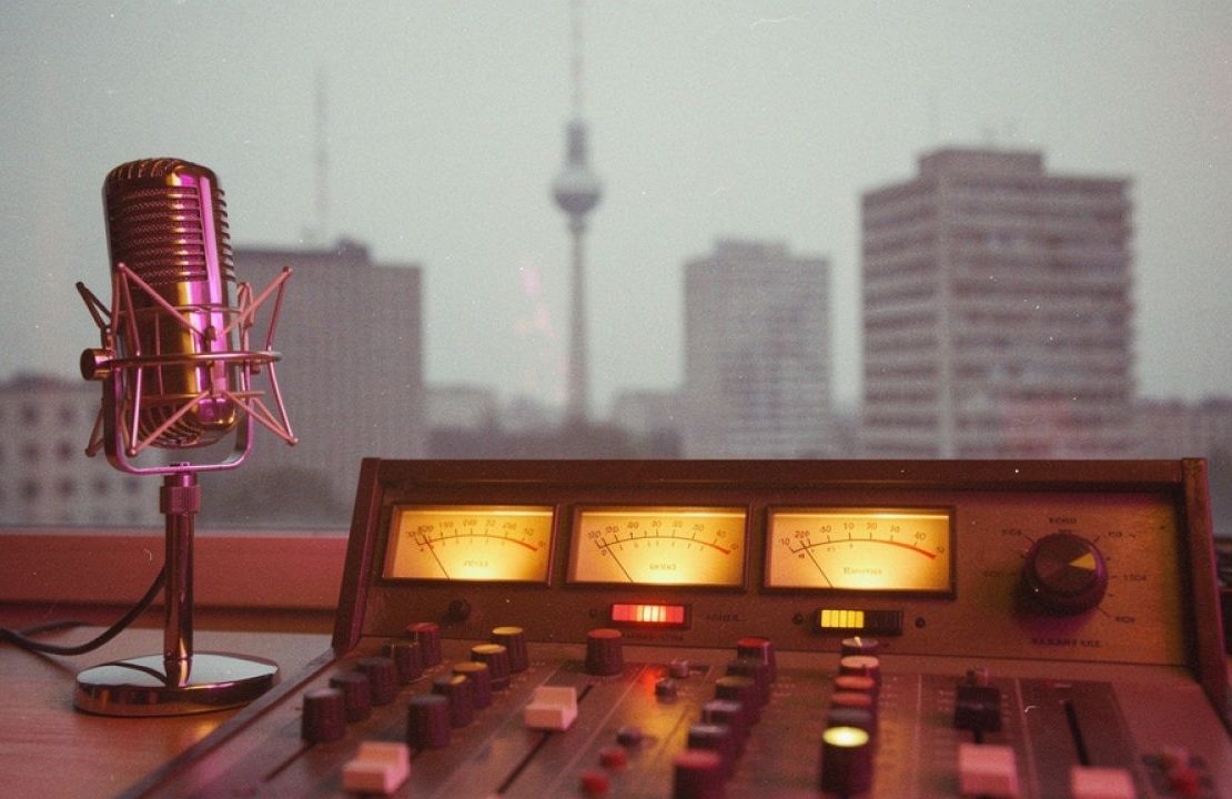 Der Sound der Verführung: Ein Streifzug durch die Berliner Radiowerbung der 80er