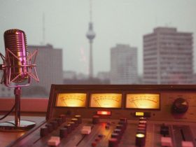 Der Sound der Verführung: Ein Streifzug durch die Berliner Radiowerbung der 80er